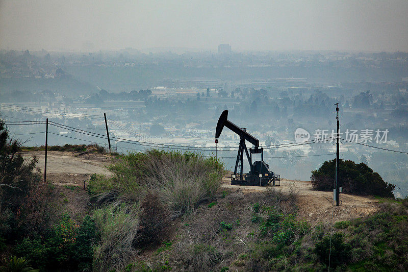 俯瞰洛杉矶西区的油泵抽油机