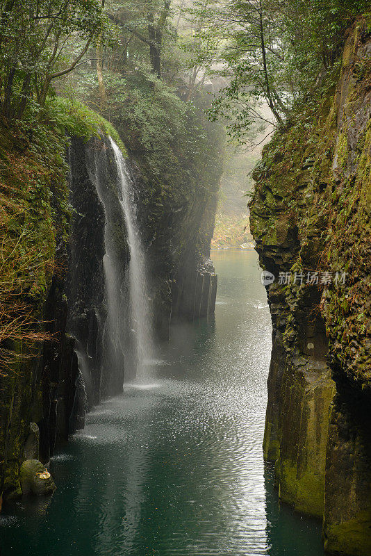 早晨，日本高知湖，Manai瀑布的广角