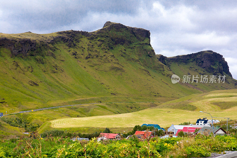 风景优美的小村庄在一个山谷在冰岛