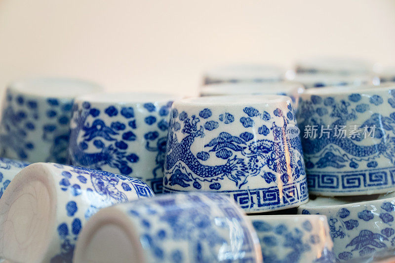 一排排的中国传统陶瓷茶杯