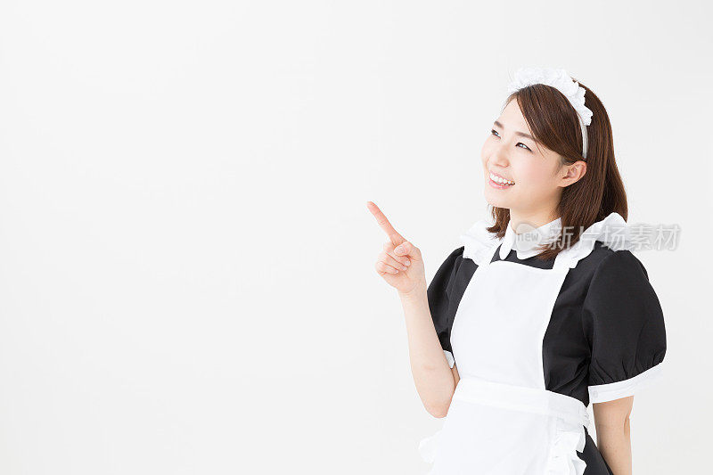 年轻的亚洲女服务员的肖像孤立在白色的背景