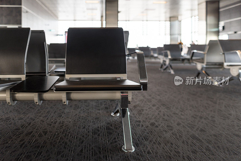 机场、火车站出发大厅的空椅子。旅行和交通概念