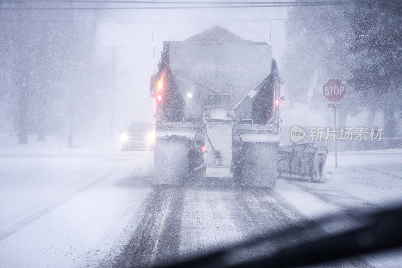 郊区城镇扫雪车铲雪和撒盐的道路