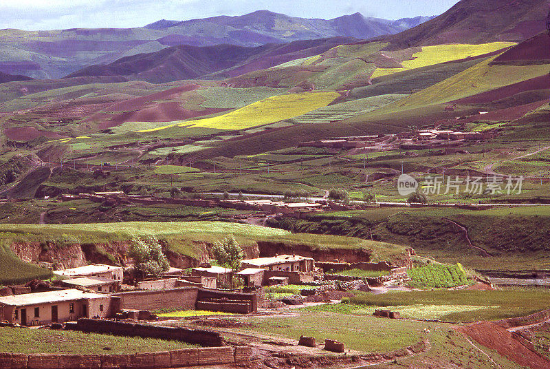 视野横跨小村庄，以中国内蒙古黄土高原乡村景观