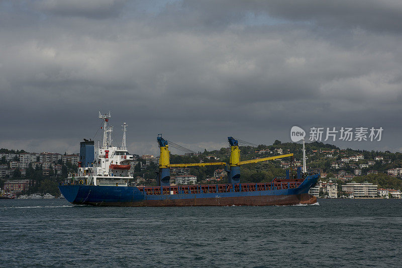 工业船在土耳其伊斯坦布尔博斯普鲁斯大桥下的马尔马拉海岸航行