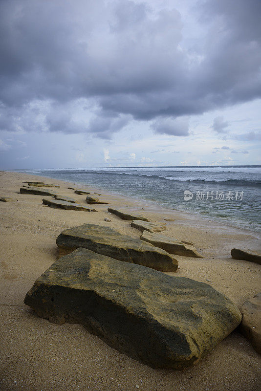 印度尼西亚巴厘岛Nunggalan海滩上的石头和天空