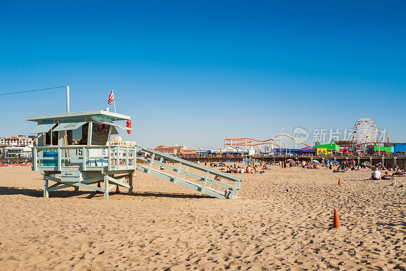 人们在美国加州圣塔莫尼卡的海滩上放松