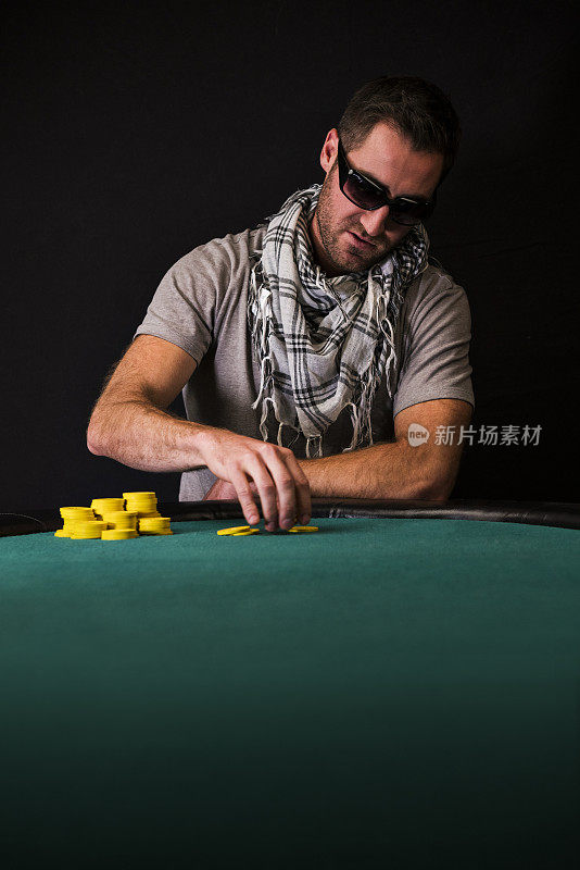 堆叠筹码的男性扑克玩家