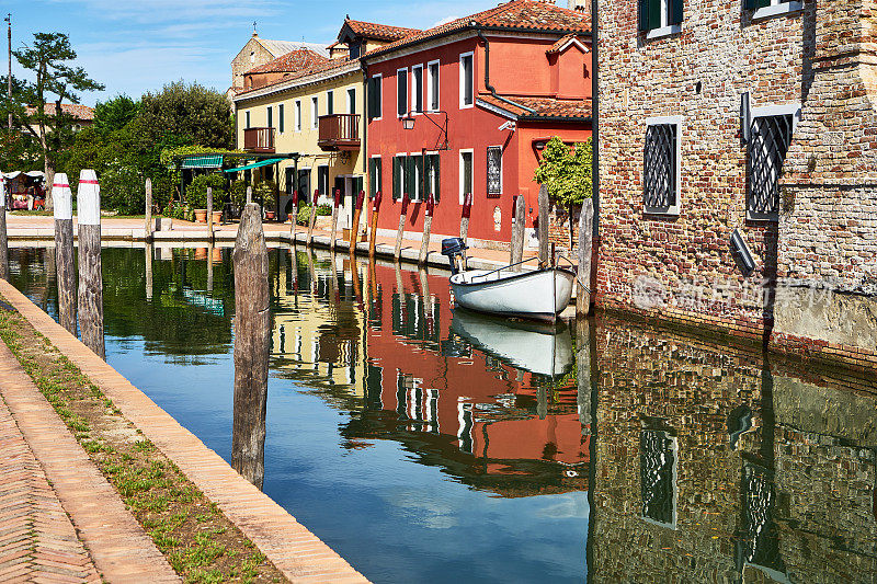 Torcello,威尼斯。托切罗岛上五颜六色的房子，运河和船只。夏天,意大利