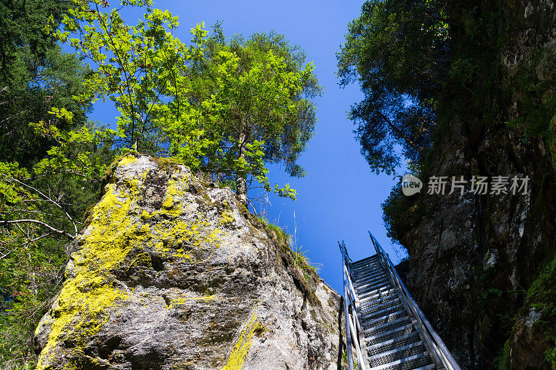 奥地利施拉德明，阿尔卑斯小道上的阶梯穿过地狱峡谷
