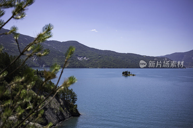 带教堂的山湖