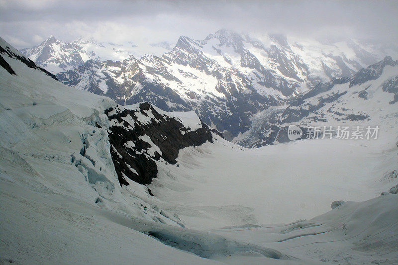 童话般的风景:在田园诗般的少女裂缝和冰川冰碛之上，戏剧性的瑞士雪山，田园诗般的白色尖峰，伯尔尼斯高地，瑞士阿尔卑斯山