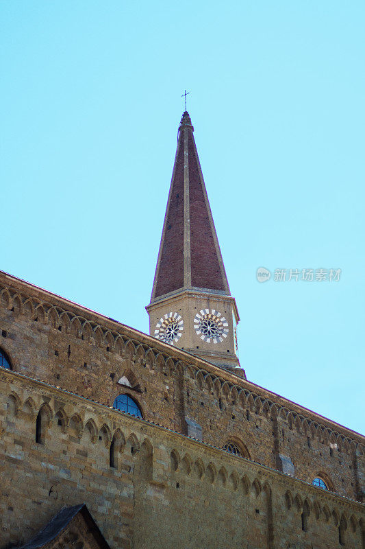 意大利托斯卡纳的阿雷佐大教堂:有阳光照耀的尖塔的阿雷佐大教堂