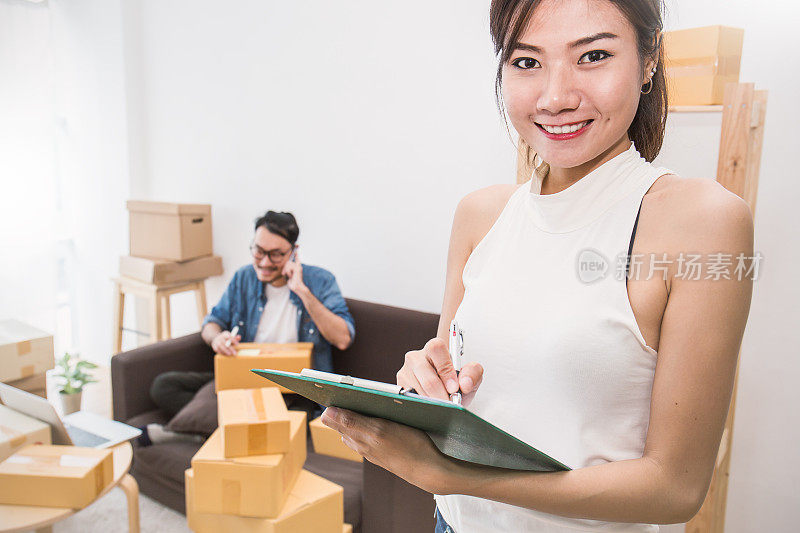 创业小企业主或自由职业者男女在家工作的概念，年轻的亚洲小企业主在家办公，在线营销包装和配送