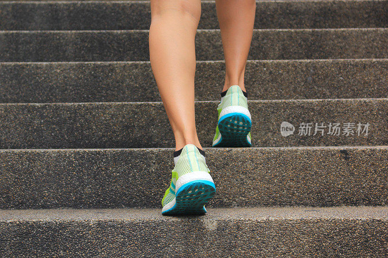 女人上楼梯，健身女人腿跑，燃烧体内脂肪，健康生活理念