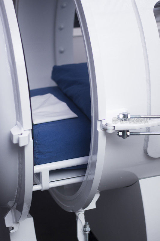 高压氧治疗箱HBOT室用于医院临床治疗患者。