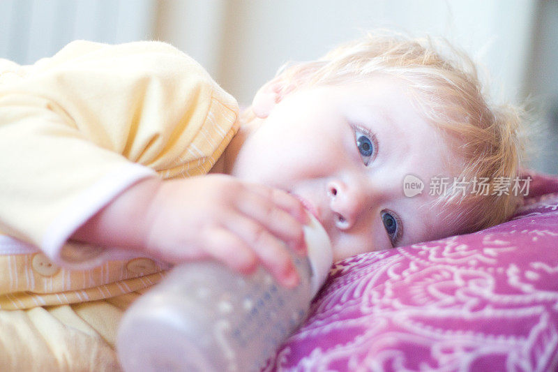 金发小孩用奶嘴喝婴儿配方奶粉