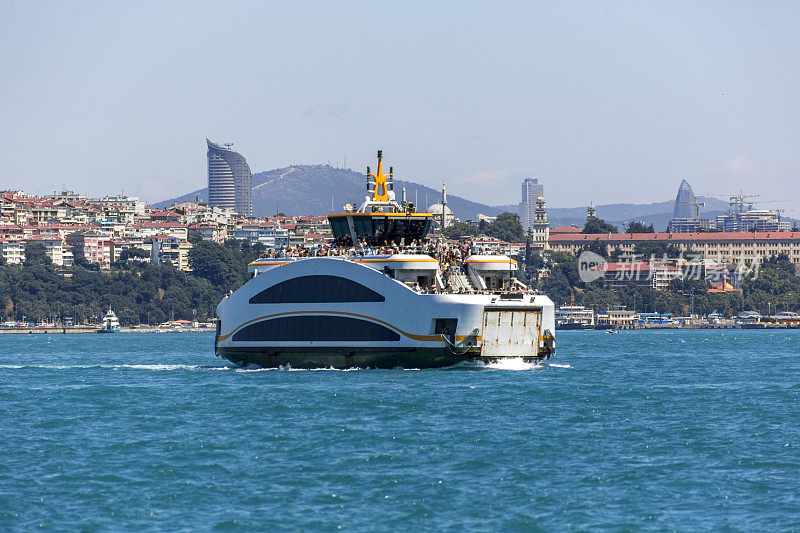 土耳其伊斯坦布尔附近的博斯普鲁斯海岸新建的城市客轮