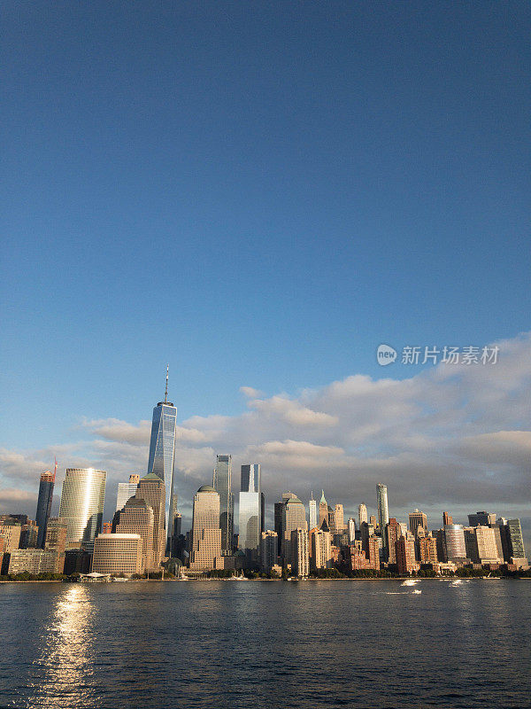 下曼哈顿城市景观在日落，纽约，美国