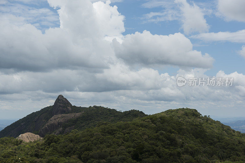 山峰以白云为背景