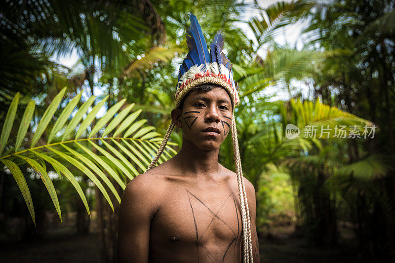来自巴西丛林图皮瓜拉尼部落的土著人
