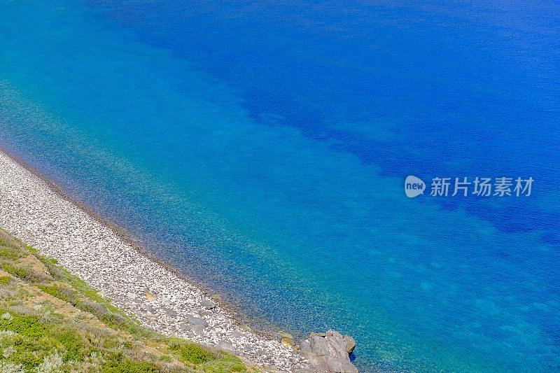 菲利库迪岛清澈的海水，它是伊奥利亚群岛(意大利西西里岛)的一个岛屿。