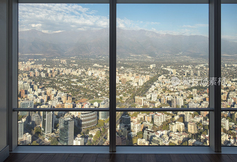 鸟瞰图圣地亚哥，智利通过一扇窗户