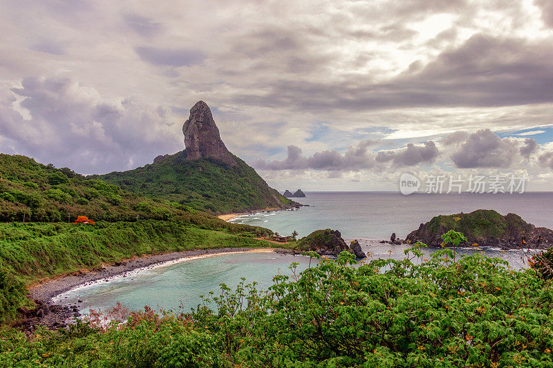 费尔南多·迪诺罗尼亚拥有大海、高山和天空，令人惊叹的风景。