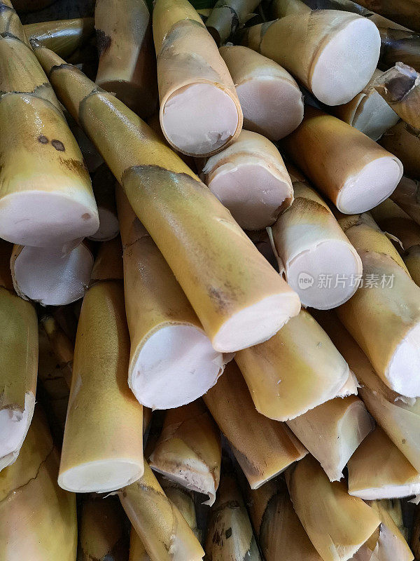 新鲜的蒸竹笋在泰国的新鲜市场出售。