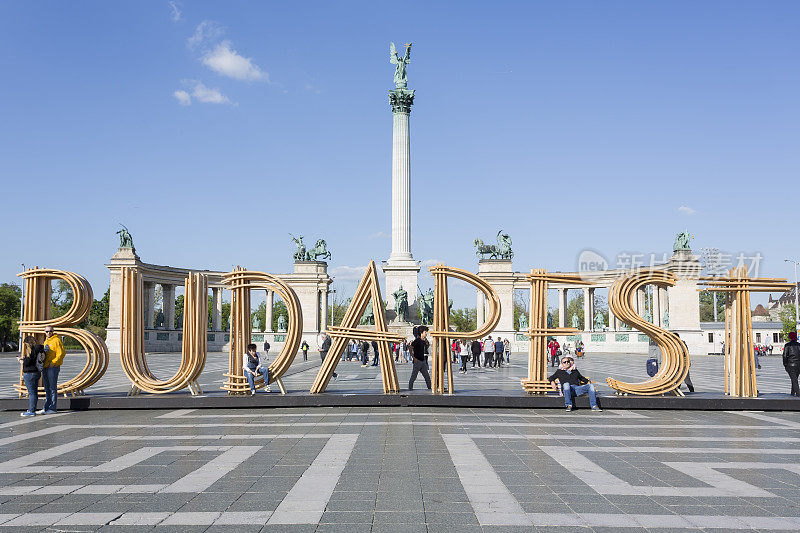 布达佩斯英雄广场上的春节标志