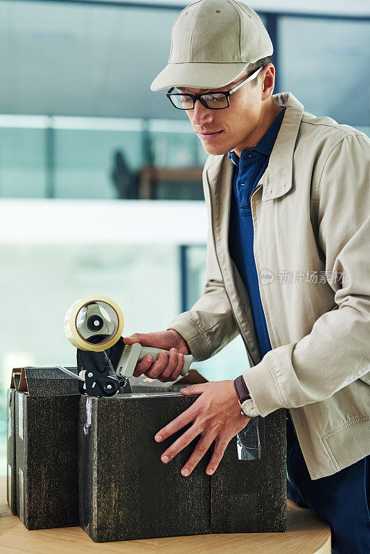 把最后一批箱子封起来，等着送去