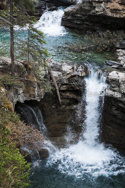 位于加拿大阿尔伯塔省的落基山脉约翰斯顿峡谷的瀑布