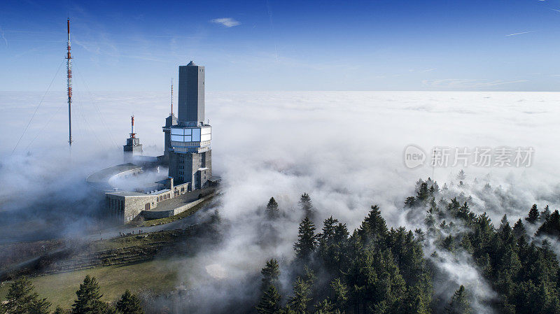 德国费尔德伯格陶努斯高原上空的雾