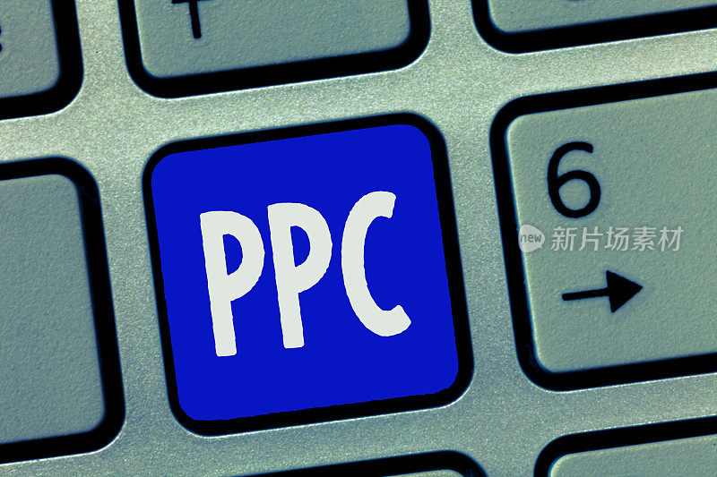 显示Ppc的文本标志。概念照片广告商支付费用，每一次他们的广告被点击营销