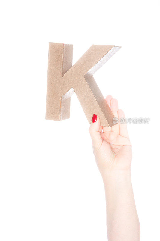 她举起字母K
