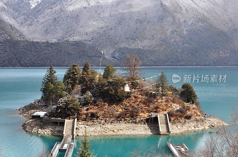 西藏帕格松湖中一座岛屿上的一座藏式寺庙