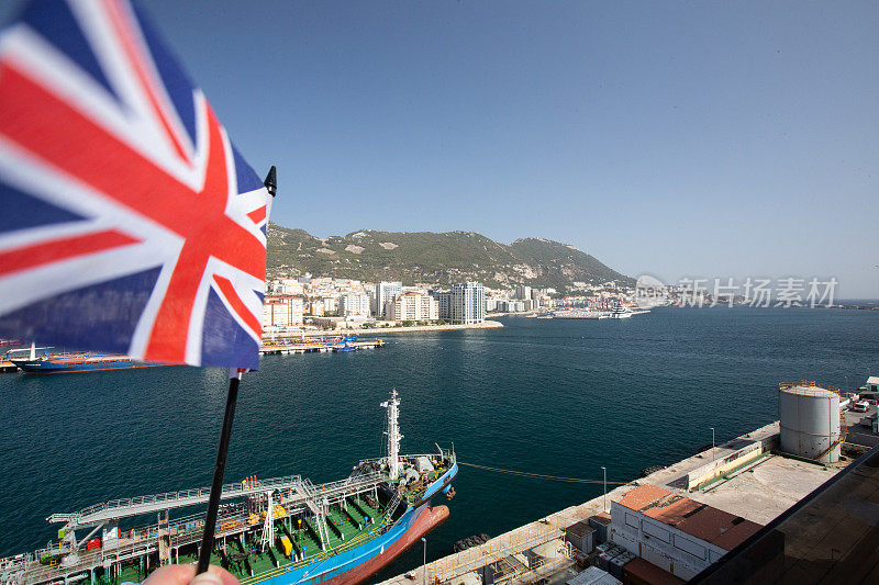 英国国旗和直布罗陀的背景，表明其主权争端和英国脱欧的影响