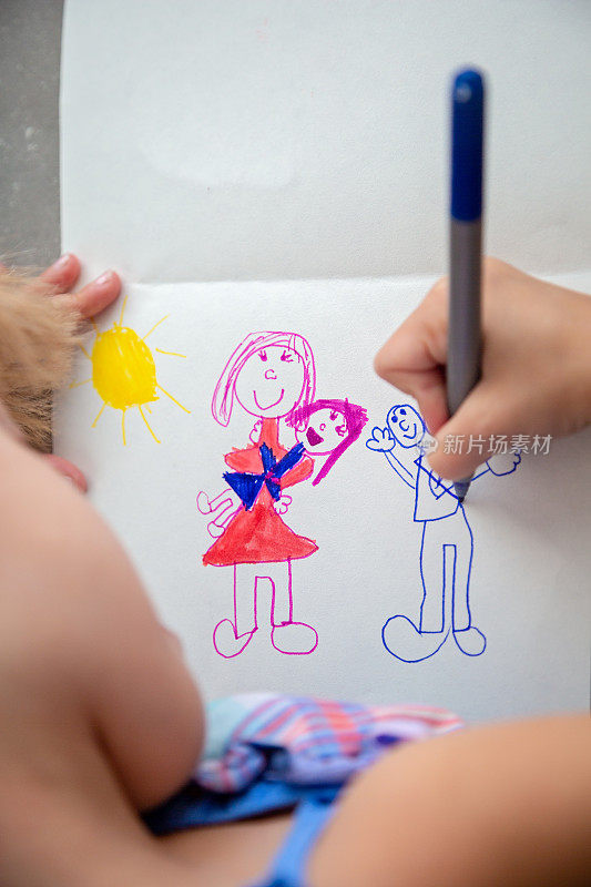 小女孩画了一幅她的家人的画