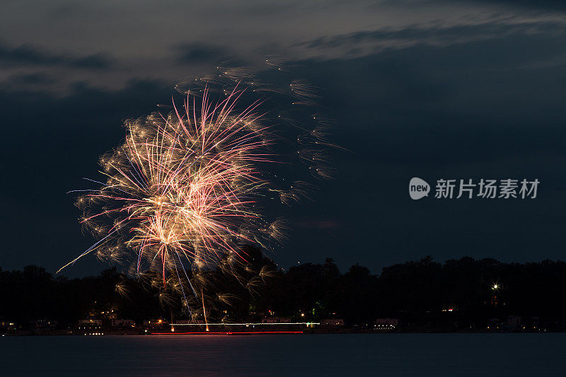 烟花在湖