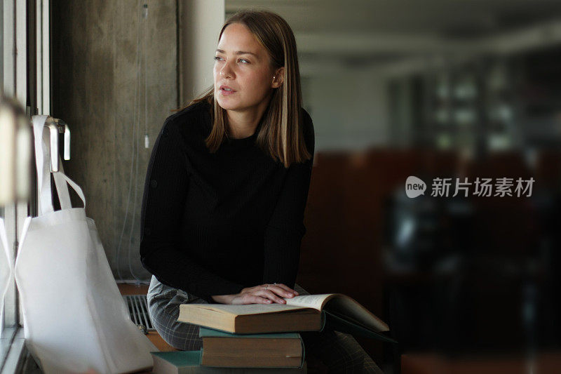 年轻的女学生在她的书中