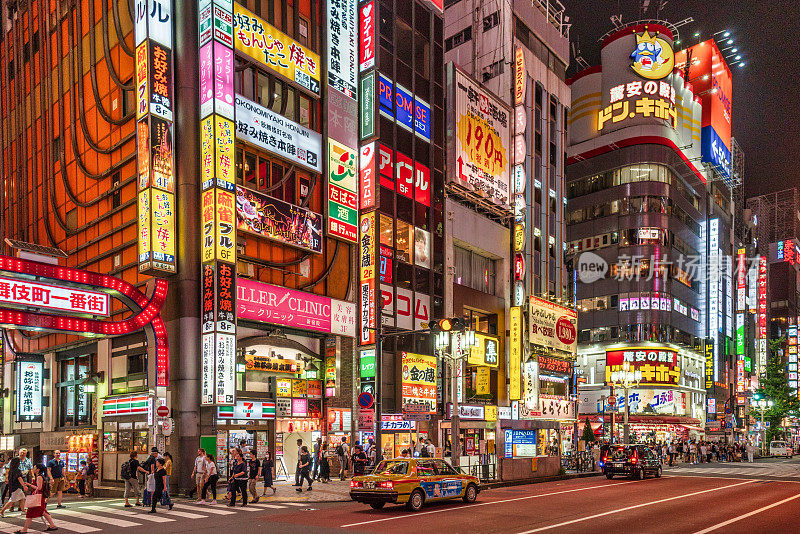 日本东京新宿歌舞伎町红灯区的街景