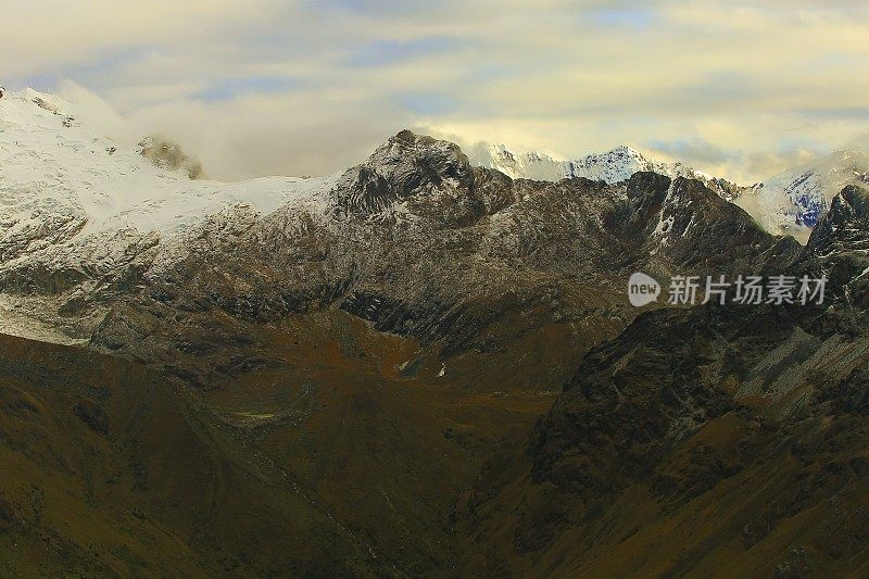 秘鲁安第斯山脉的白雪皑皑的布兰卡山脉
