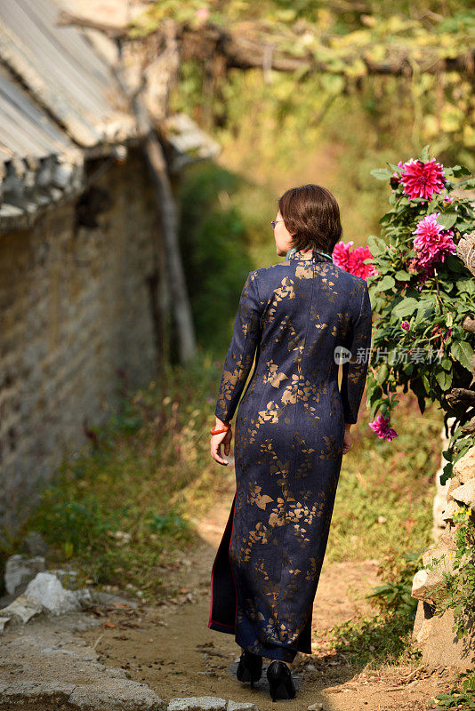 旗袍是中国传统服饰，具有浓厚的中国元素