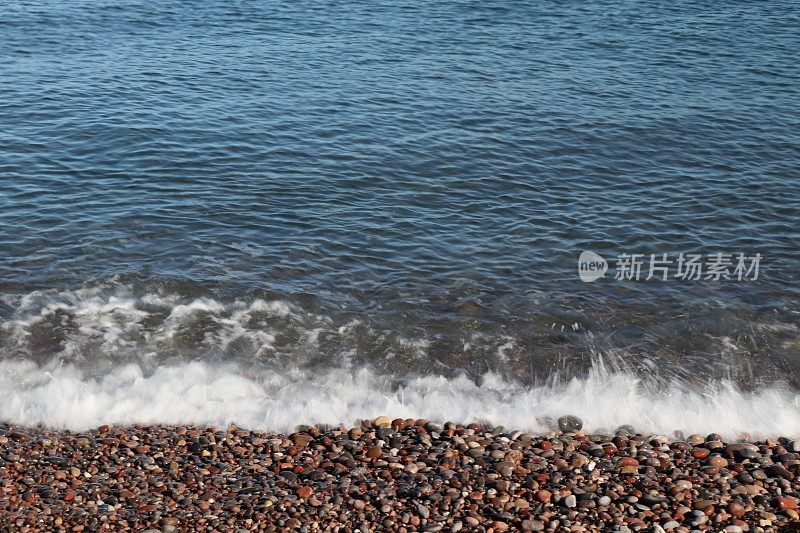 鹅卵石在海滨