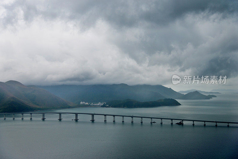 大海和山脉下的戏剧性的天空