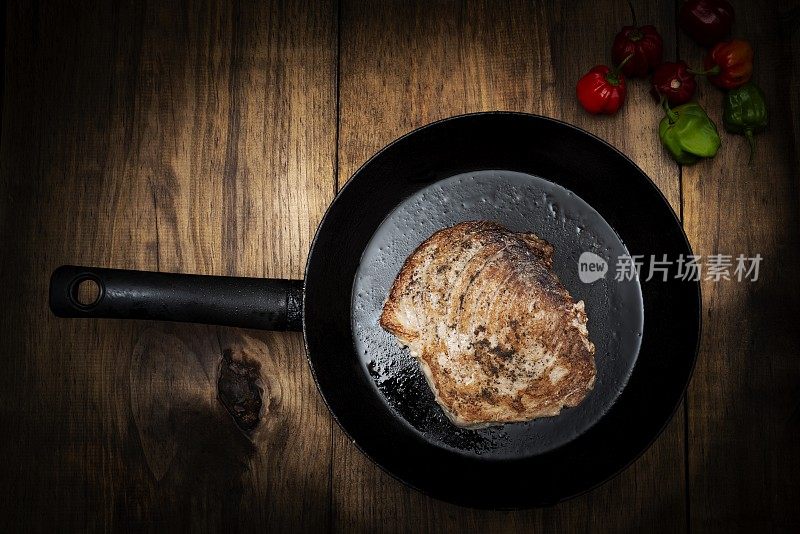 在锅中放入煮熟的新鲜金枪鱼片即可食用