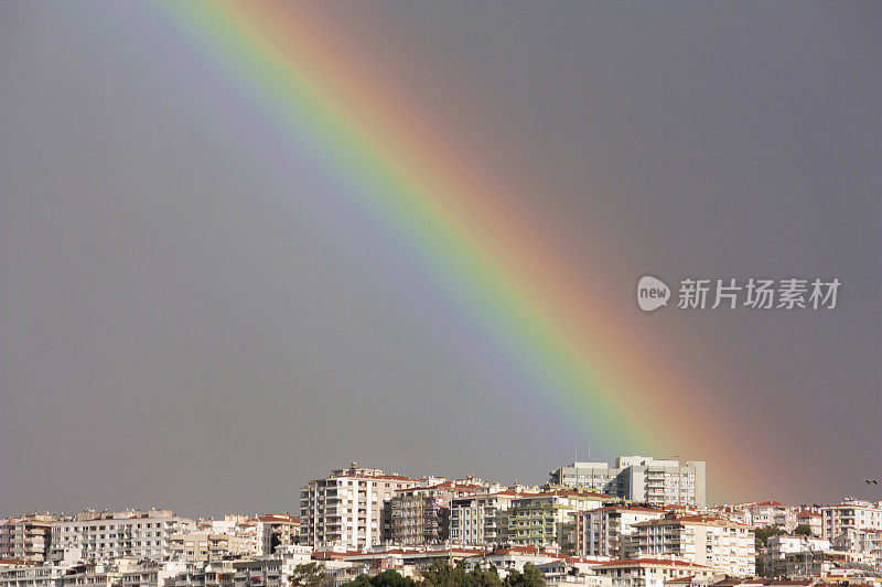 彩虹越过大海和城市，户外照片美丽的自然