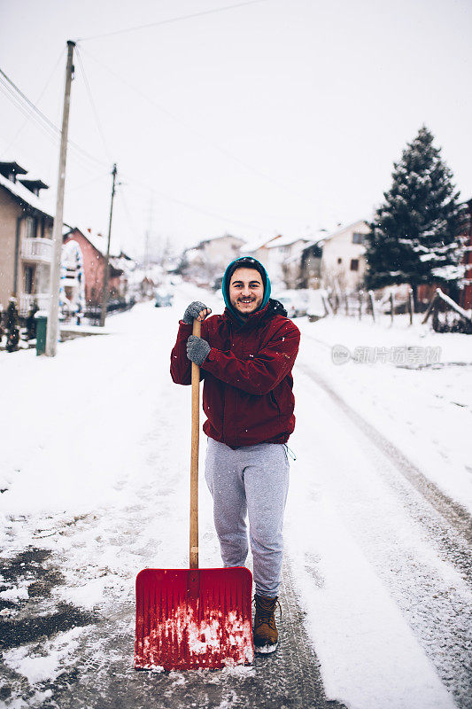 男人准备好清扫积雪了