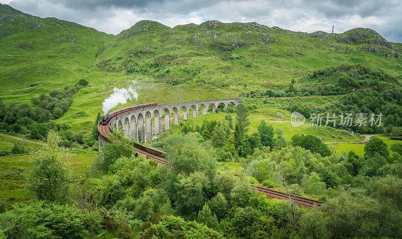 格伦芬南铁路高架桥与詹姆斯二世人蒸汽，在苏格兰高地洛哈伯地区。