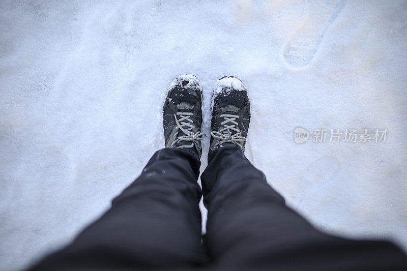 白雪皑皑的渣滓